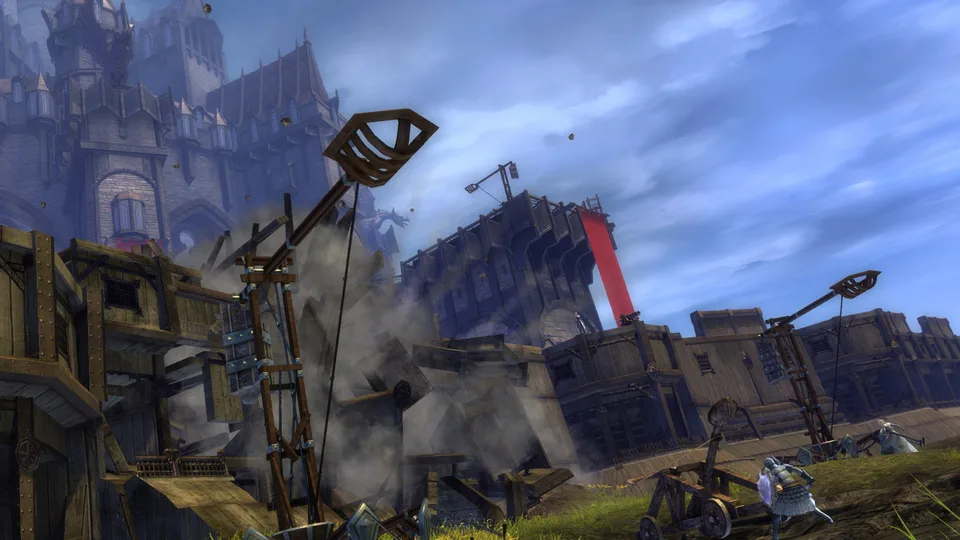 A WvW siege with catapults, a trebuchet and a player character at Stonemist Castle.